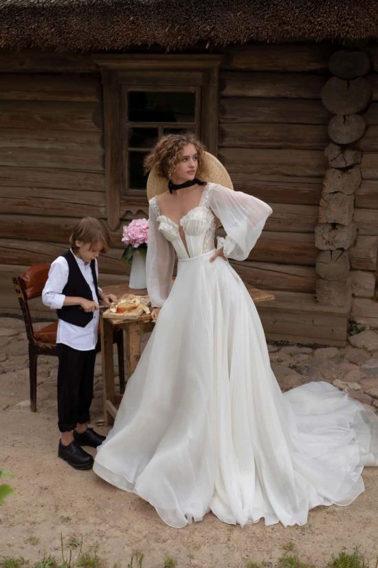 Low back wedding dress «Anrie» with detachable sleeves
