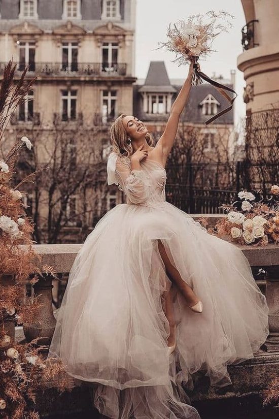 https://www.dellamore.co.nz/wp-content/uploads/2020/09/blush-dreamy-wedding-dress-by-rara-avis-1-550x825.jpg