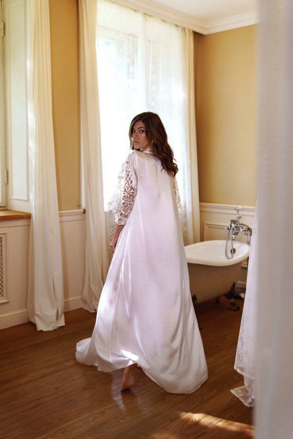 long and white bride dressing gown Liticia by rara avis with lace sleeves, image 1
