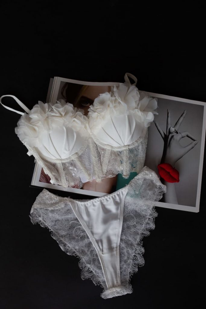 Bra and brief set Flower with silk flowers on the cups and lace patterns on the underwear