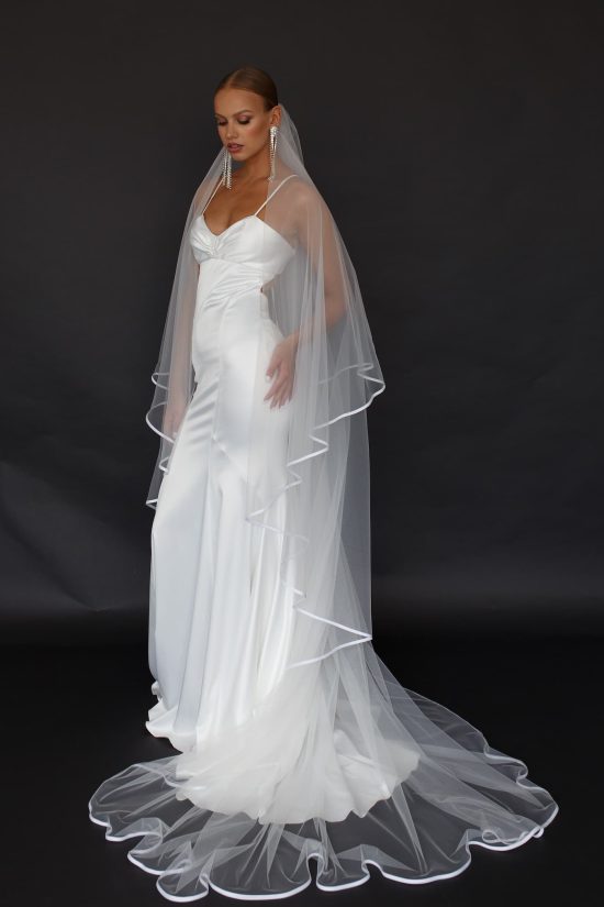 satin-ribbon-edge-bridal-veil-from-dellamore-bridal