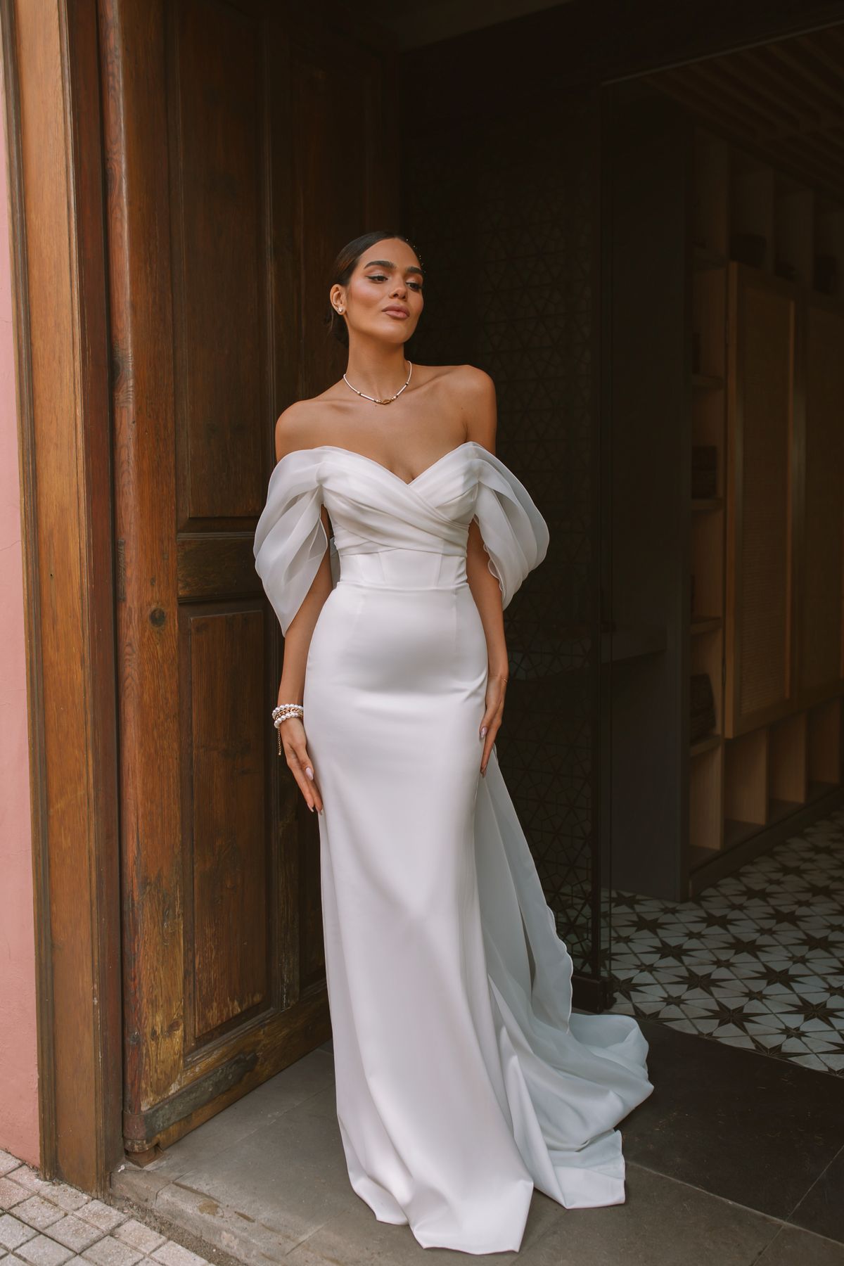 Satin Wedding dress Vetta in a fitted silhouette with off-shoulder organza wings 7