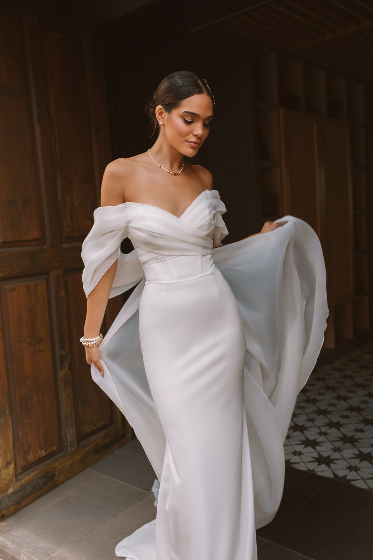 Satin Wedding dress Vetta in a fitted silhouette with off-shoulder organza wings 6