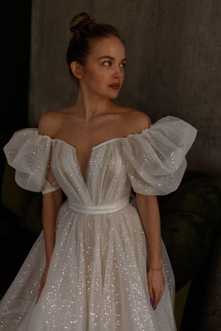 A-silhouette wedding dress with glitter, sleeves and a bow by rara avis. 3