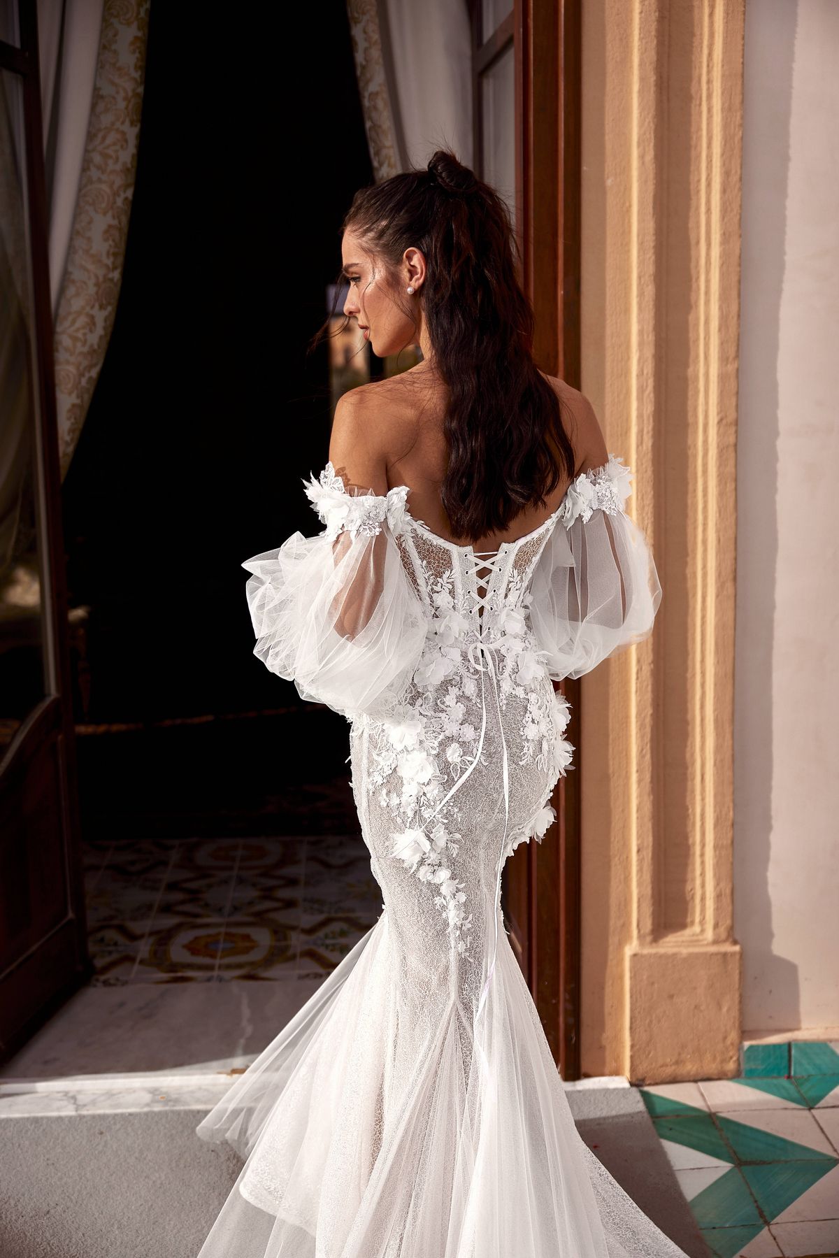 Mermaid lace wedding dress with removable voluminous sleeves and decorated with flowers. 5