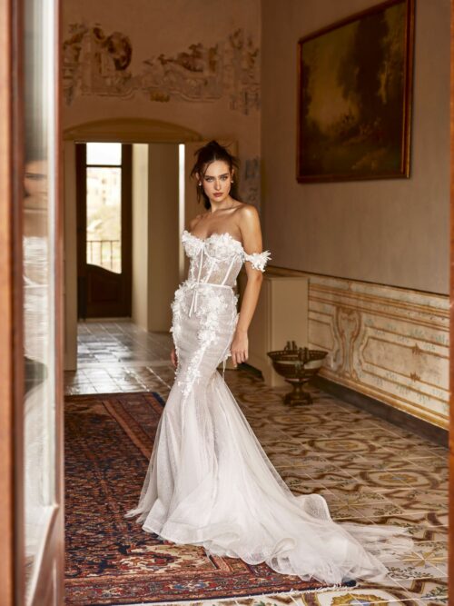 Mermaid lace wedding dress with removable voluminous sleeves and decorated with flowers. 2