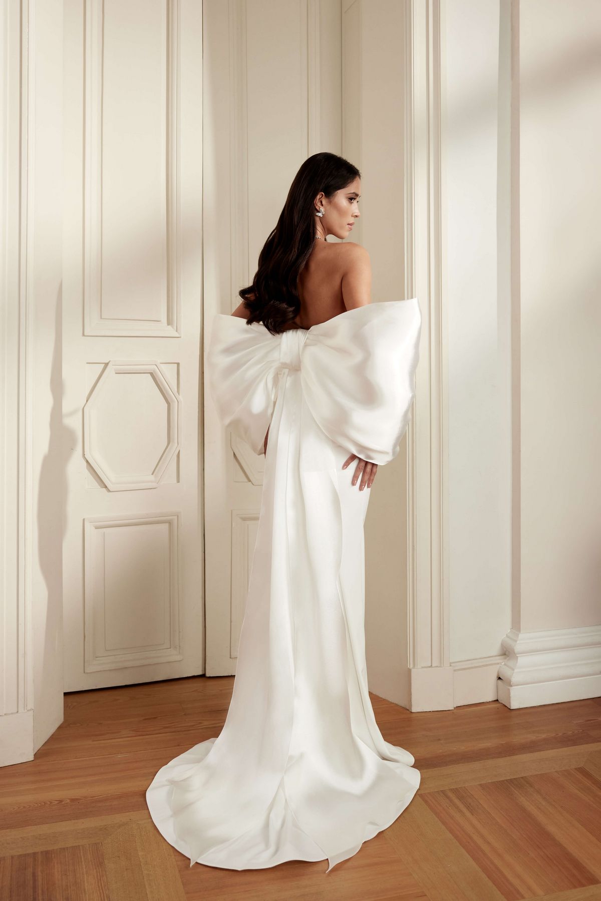 White mermaid simple wedding dress with detachable bow on the back by blammo biamo. 3